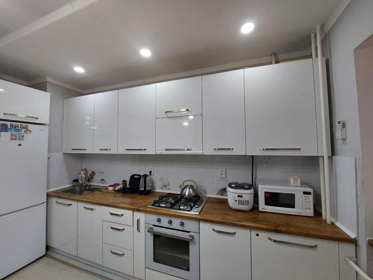 Downtown Homestay Bishkek Exterior foto